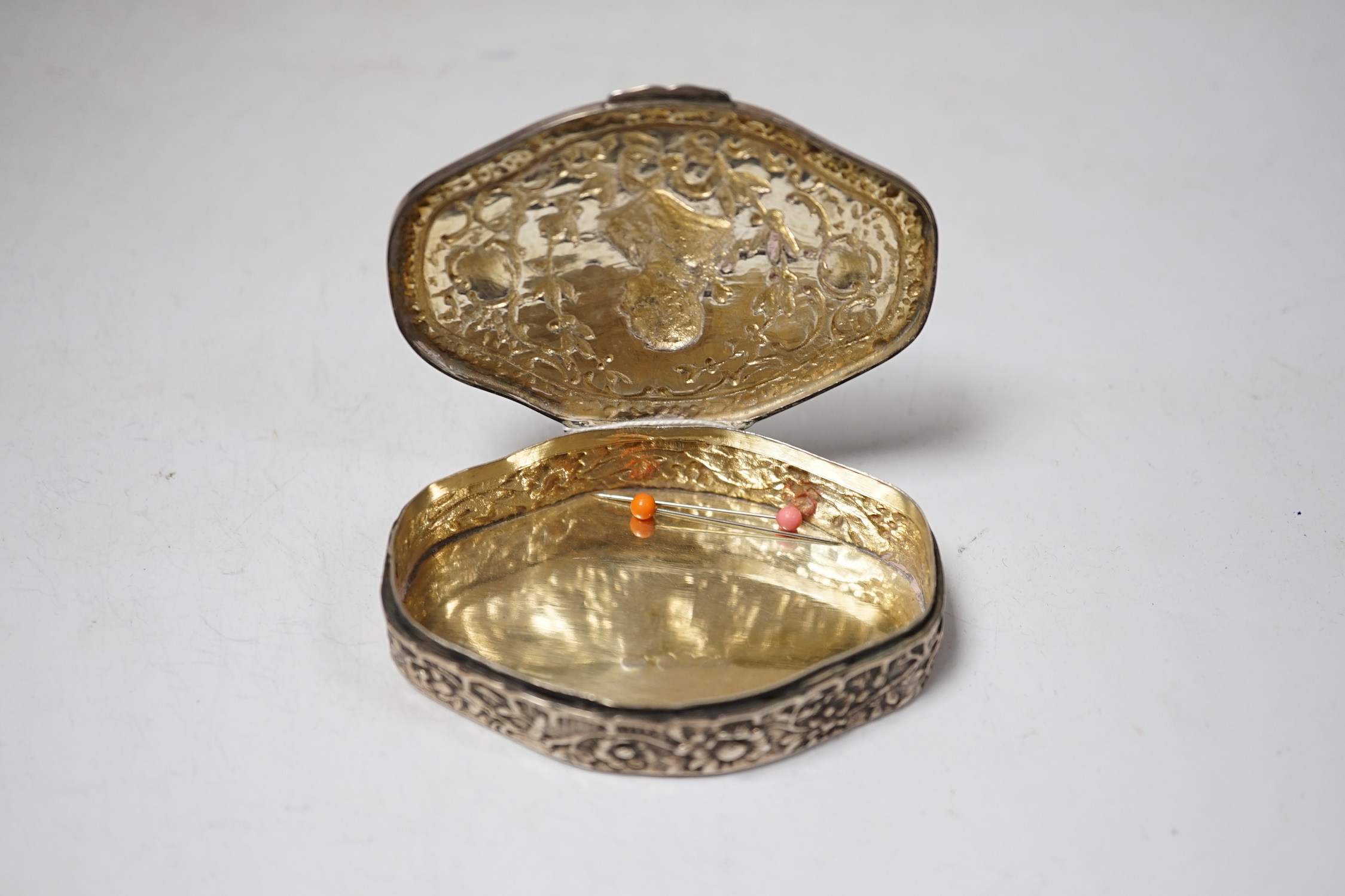 A late 19th century silver Hanau oval snuff box, import marks for Sheffield, 1896, 81mm.
